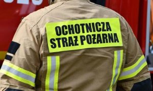 Pożar 30 arów łąki. Poparzony mężczyzna trafił do szpitala