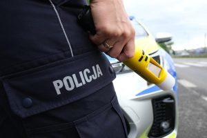 Prawie 2 promile, narkotyki i ucieczka przed policją. W aucie wiózł swoją 9-letnią córkę