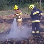Próbowali gasić własnymi siłami, ale ogień był szybszy. Pomogła dopiero straż