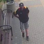 Rozpoznajesz go po tatuażu z sercem? Ukradł rower pod Urzędem Marszałkowskim i wsiadł do autobusu [ZDJĘCIA]