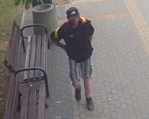 Rozpoznajesz go po tatuażu z sercem? Ukradł rower pod Urzędem Marszałkowskim i wsiadł do autobusu [ZDJĘCIA]
