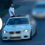 Siedział na dachu BMW jadącego przez miasto. Szokujący incydent zakończy się w sądzie [WIDEO]