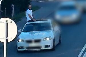 Siedział na dachu BMW jadącego przez miasto. Szokujący incydent zakończy się w sądzie [WIDEO]