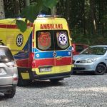 Spadł z wysokości w lesie. Ranny mężczyzna musiał być niesiony przez 300 metrów