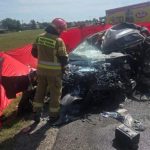 Tragedia na DK9. Czołowe zderzenie z ciężarówką, z samochodu niewiele zostało