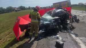 Tragedia na DK9. Czołowe zderzenie z ciężarówką, z samochodu niewiele zostało