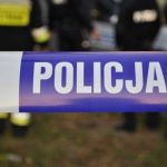 Tragiczne odkrycie policji. Zwłoki mężczyzny przed budynkiem