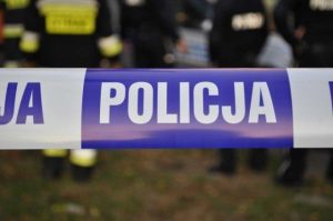 Tragiczne odkrycie policji. Zwłoki mężczyzny przed budynkiem