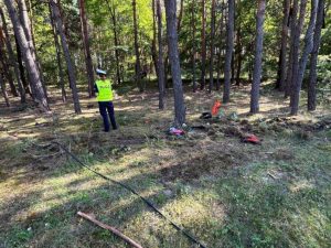Tragiczne popołudnie. 32-letni motocyklista wypadł z drogi prosto w las