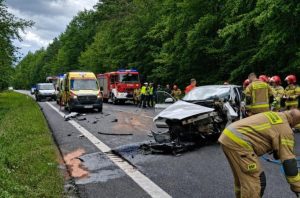 Tragiczny bilans czołowego zderzenia. Nie żyją dwie osoby, w akcji śmigłowiec LPR [ZDJĘCIA]