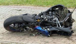 Tragiczny finał czołowego zderzenia na DK 28. Nie żyje 22-letni motocyklista [ZDJĘCIA]