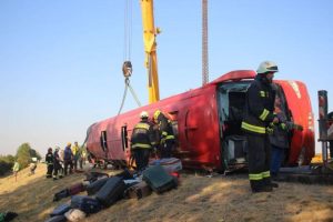 Wypadek autokaru: dwie osoby nadal walczą o życie. Identyfikacja ofiar - wydanie ciał może trwać dwa tygodnie