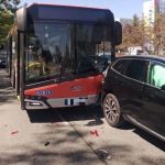 Wypadek na al. Powstańców Warszawy w Rzeszowie. Autobus MPK najechał na tył Volvo, pasażer w szpitalu