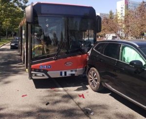 Wypadek na al. Powstańców Warszawy w Rzeszowie. Autobus MPK najechał na tył Volvo, pasażer w szpitalu