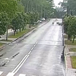 Wysiadł z jadącego auta i po prostu uciekł. Samochód bez kontroli uderzył w ogrodzenie [WIDEO]