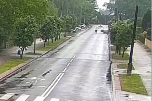 Wysiadł z jadącego auta i po prostu uciekł. Samochód bez kontroli uderzył w ogrodzenie [WIDEO]