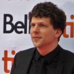 Z Hollywood na podkarpackie pogranicze. Jesse Eisenberg pomaga uchodźcom z Ukrainy w Rzeszowie i okolicach