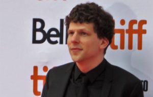 Z Hollywood na podkarpackie pogranicze. Jesse Eisenberg pomaga uchodźcom z Ukrainy w Rzeszowie i okolicach