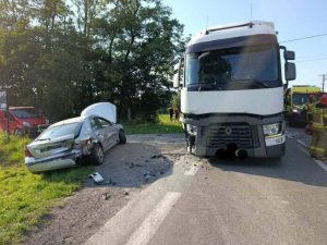 Zderzenie ciężarówki i dwóch osobówek. Droga była zablokowana przez ponad dwie godziny [ZDJĘCIA]