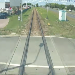Zderzenie hulajnogi z pociągiem. Do sieci trafiło nagranie ku przestrodze [WIDEO]