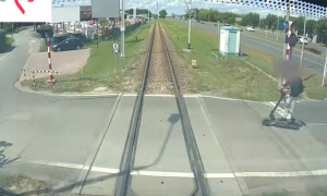 Zderzenie hulajnogi z pociągiem. Do sieci trafiło nagranie ku przestrodze [WIDEO]
