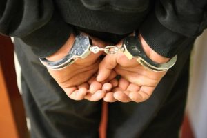 Brutalny gwałt w Rzeszowie. 27-latek użył kajdanek i pistoletu, teraz zasłania się niepamięcią
