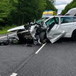 Czołowe zderzenie na DK9. Zginęły dwie osoby, a kierowca BMW zniknął po ucieczce ze szpitala!