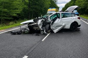 Czołowe zderzenie na DK9. Zginęły dwie osoby, a kierowca BMW zniknął po ucieczce ze szpitala!