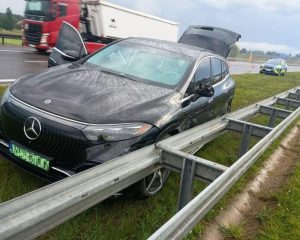 Dwie kolizje na A4 w kierunku Rzeszowa. Śliska nawierzchnia zaskoczyła kierowców