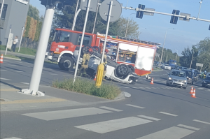 Groźne dachowanie w Rzeszowie. Zablokowane kluczowe skrzyżowanie i ogromne korki [ZDJĘCIA]