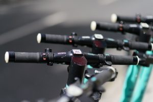 Kask w domu, alkohol we krwi i brawura na hulajnodze. Groźny wypadek nastolatek