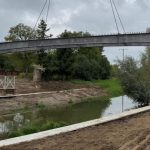 Kładka nad Strugiem w Rzeszowie nabiera kształtu. Zamontowano 18-tonowe dźwigary [ZDJĘCIA]