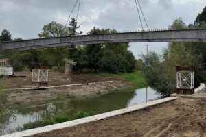 Kładka nad Strugiem w Rzeszowie nabiera kształtu. Zamontowano 18-tonowe dźwigary [ZDJĘCIA]