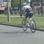 Kolarz na rzeszowskiej ulicy w ogniu krytyki. Przepisy kontra drogowo-rowerowa rzeczywistość