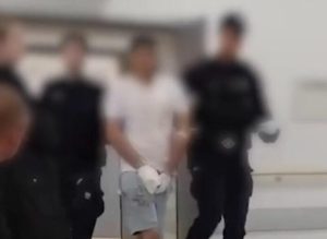 Nagranie z SOR-u po ataku w Jarosławiu. Policjanci przyprowadzili tam nożownika z Ukrainy [WIDEO]