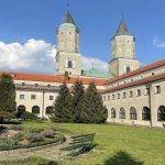 "Nie żyje ksiądz, napastnik przebił mu płuca". Wstrząsająca relacja po ataku nożownika w Jarosławiu