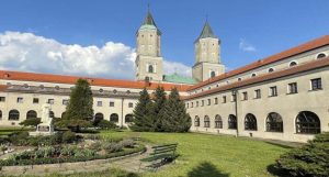 "Nie żyje ksiądz, napastnik przebił mu płuca". Wstrząsająca relacja po ataku nożownika w Jarosławiu