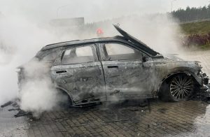 O mały włos od tragedii! Samochód z rodziną w środku nagle stanął w ogniu [ZDJĘCIA]