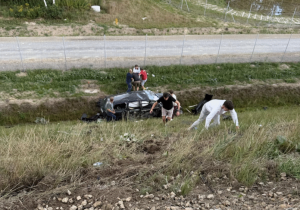 Osobówka spadła z nasypu na S19 po kolizji z innym autem. Ruch zablokowany w obu kierunkach [ZDJĘCIA]