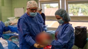 Pacjentka miała w brzuchu torbiel ważącą kilka kilogramów. Trudna operacja w USK w Rzeszowie