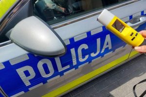 Pijani kierowcy na ulicach Rzeszowa. Jeden wjechał autem w ogrodzenie, drugi spał przy stacji paliw