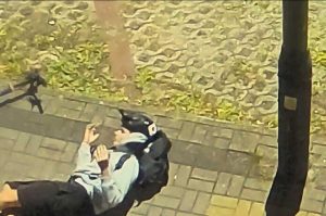 Rajd hulajnogą zakończony na zaparkowanym aucie. Rzeszowska policja szuka "mistrza kierownicy" [WIDEO]