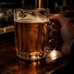 Recydywista zaatakował rozbitym kuflem w barze. Potem groził policjantowi śmiercią