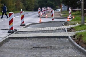 Remont chodnika i nowe latarnie w Rzeszowie. Prace ruszyły, lista ulic jest długa [ZDJĘCIA]