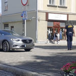 Strażnicy miejscy przeszli obok auta zaparkowanego przed przejściem. "Przeoczyliśmy" - tłumaczy straż