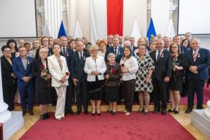 Strzelił do sąsiadki, uratowała ją matka z synem. Dostali medal w Rzeszowie wraz z 59 innymi mieszkańcami regionu [FOTORELACJA]