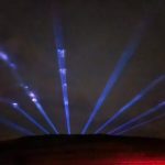 Tajemnicze, wielokilometrowe słupy światła postawiły mieszkańców na nogi [ZDJĘCIA]
