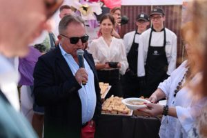 Trwają "Karpaty na Widelcu". Wyjątkowe smaki, Robert Makłowicz i tłumy na rynku w Rzeszowie [ZDJĘCIA]