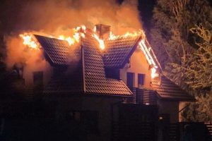 Wielki pożar zabrał im dom. Pięcioosobowa rodzina prosi o pomoc [ZDJĘCIA]