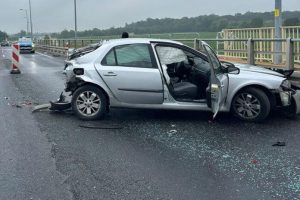 Wypadek na remontowanej DK 77. 21-latka wjechała w busa, trzy osoby w szpitalu [ZDJĘCIA]